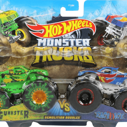 Imaginea prezintă un pachet Hot Wheels Monster Trucks „Demolition Doubles”, conținând două camioane: „Gunster”, verde cu negru și portocaliu, și „Race Ace”, albastru cu roșu și galben. Ambalajul sugerează o competiție de tip „versus” între cele două camioane.