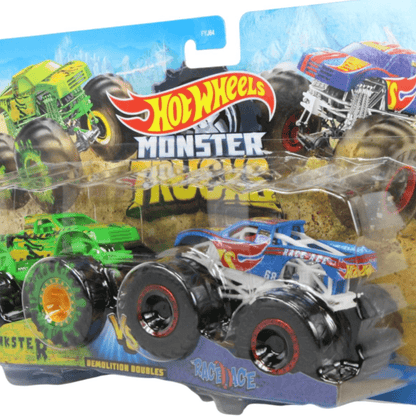 Imaginea prezintă un pachet Hot Wheels Monster Trucks „Demolition Doubles”, care include două camioane: unul verde cu detalii negre și unul albastru cu roșu și galben. Camioanele sunt pregătite pentru o confruntare de tip „versus” în joaca de demolare.