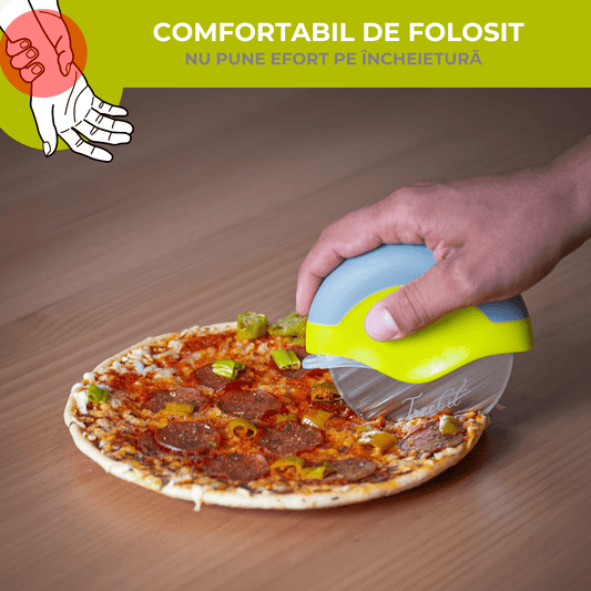 Imaginea prezintă un dispozitiv ergonomic pentru feliat pizza, cu un design care minimizează efortul pus pe încheietura mâinii. Textul subliniază confortul în utilizare, ideal pentru cei care doresc o tăiere precisă și ușoară a pizzei.